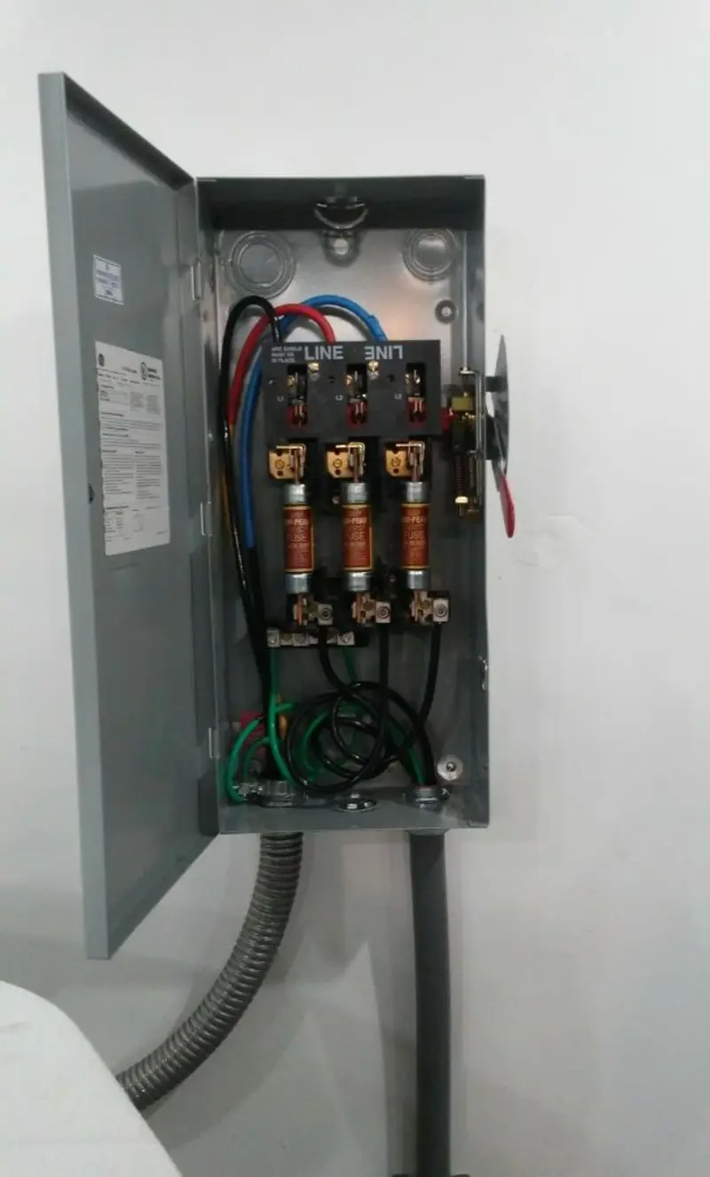 Three-phase disconnect switch installed for Smoke Detector Installation in Wilson